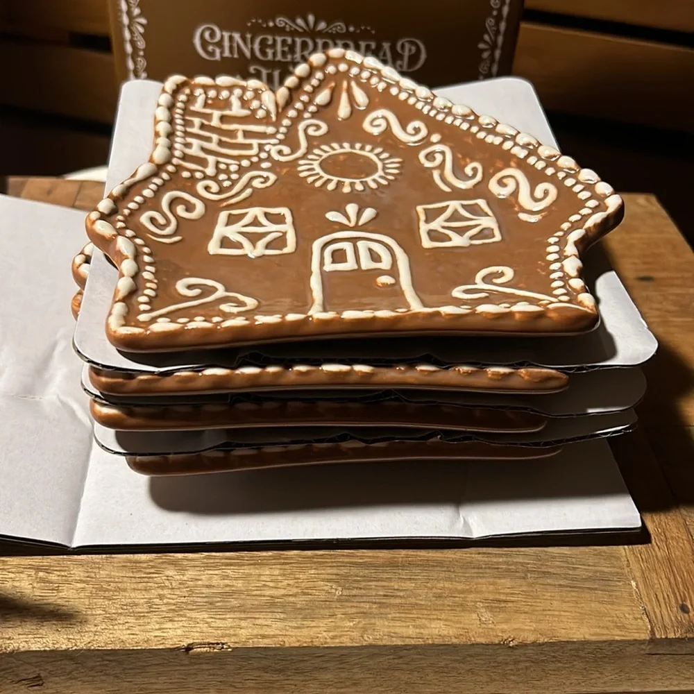 Pottery Barn Gingerbread House Set of 4 Appetizer plates BNIB - Picture 2 of 9